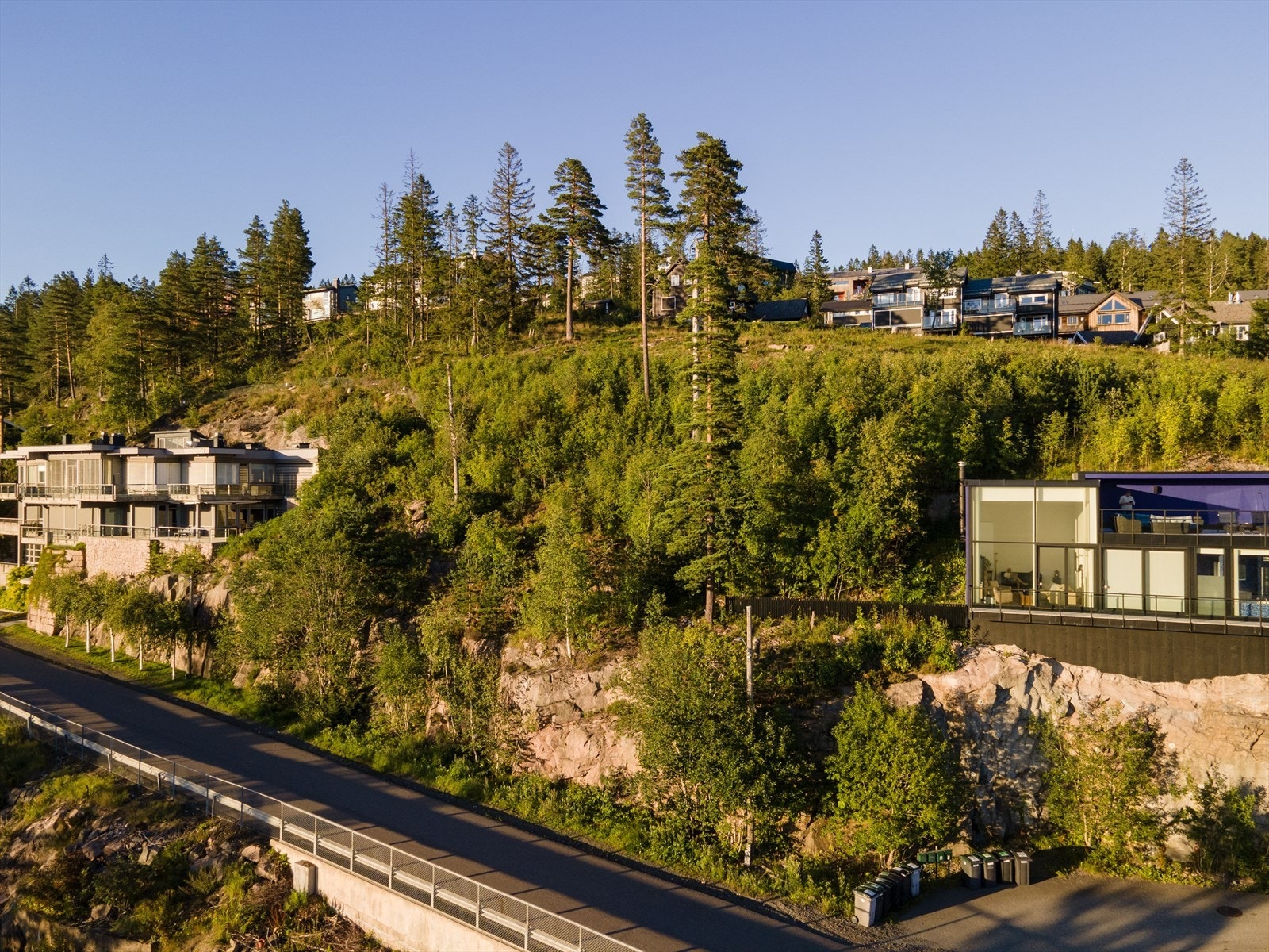 Tomtens utforming gjør at man får en rå utsikt fra alle etasjer Galleribilde