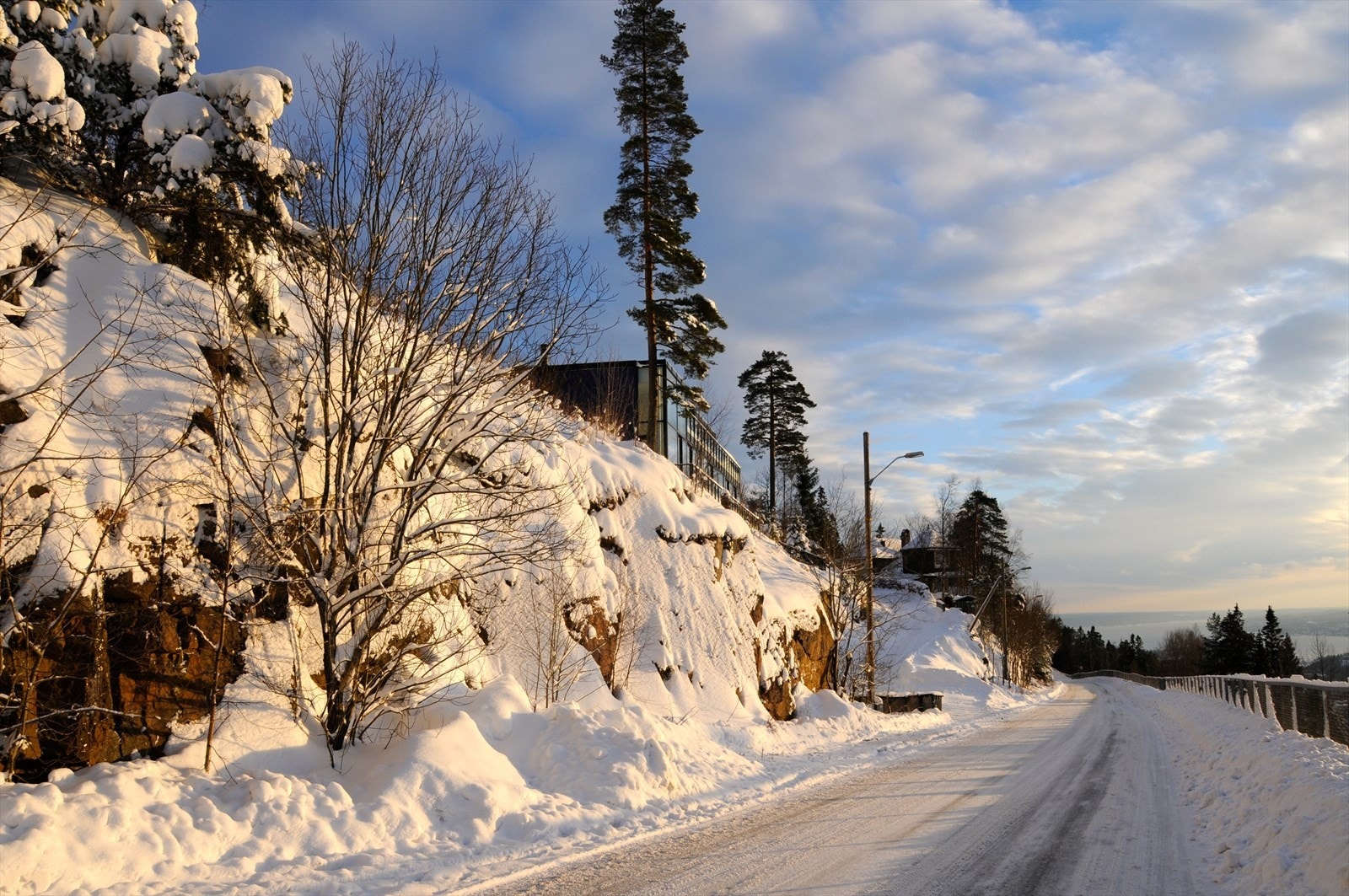 Vinterbilde - tomten ligger inn til venstre Galleribilde