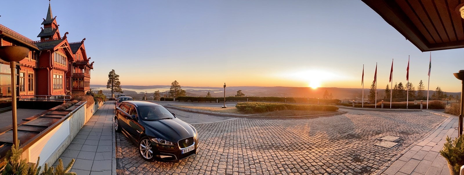 Holmenkollen Park Hotell. Dette ikoniske hotellet fra 1894 har vært igjennom en omfattende renovering og ombygging. Foruten 376 rom har det en spa- og bassengavdeling, samt en topp moderne gym på 1.000 kvm. Galleribilde