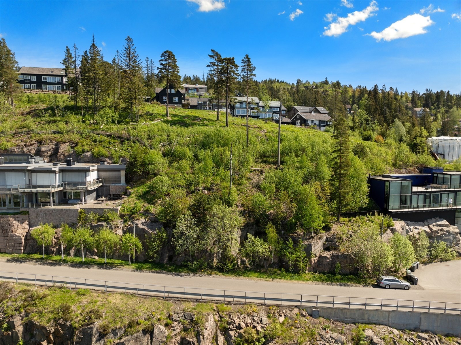 Tomten har et areal på 623 kvm, hvorav 561 kvm er grunnlag for utnyttelsen på 24% (135 kvm BYA) Galleribilde