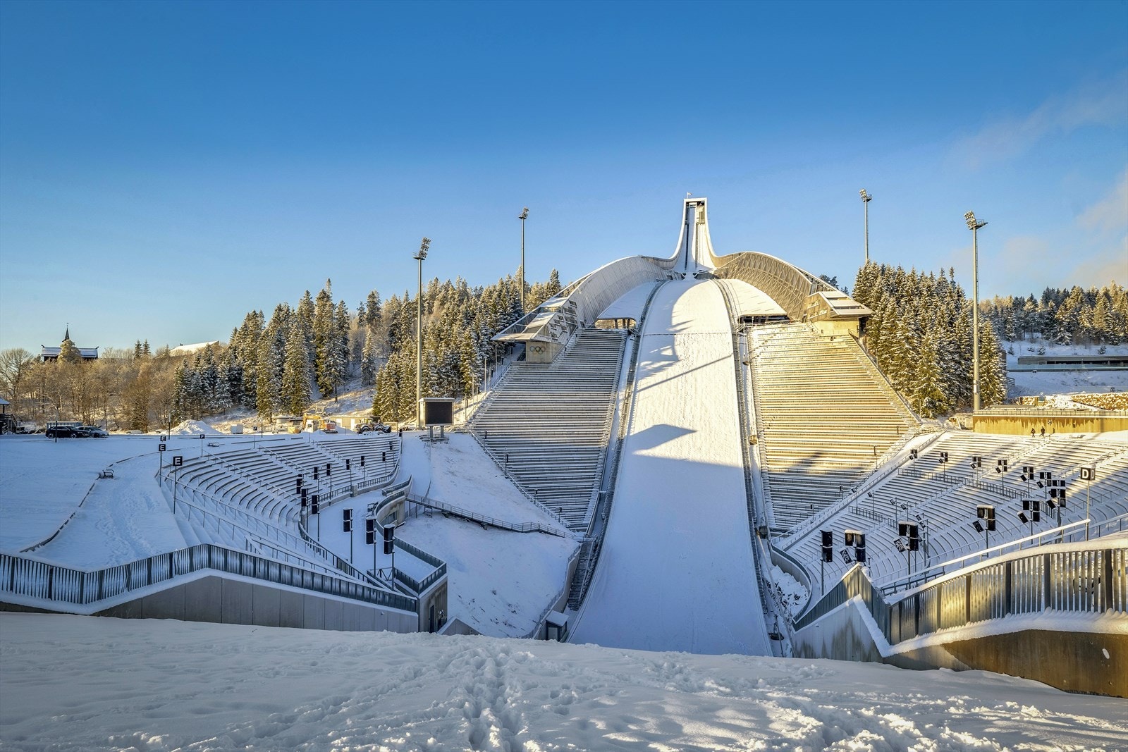 Holmenkollen Nasjonalanlegg ligger i gangavstand fra tomten. Flott skimuseum under overrennet. Galleribilde