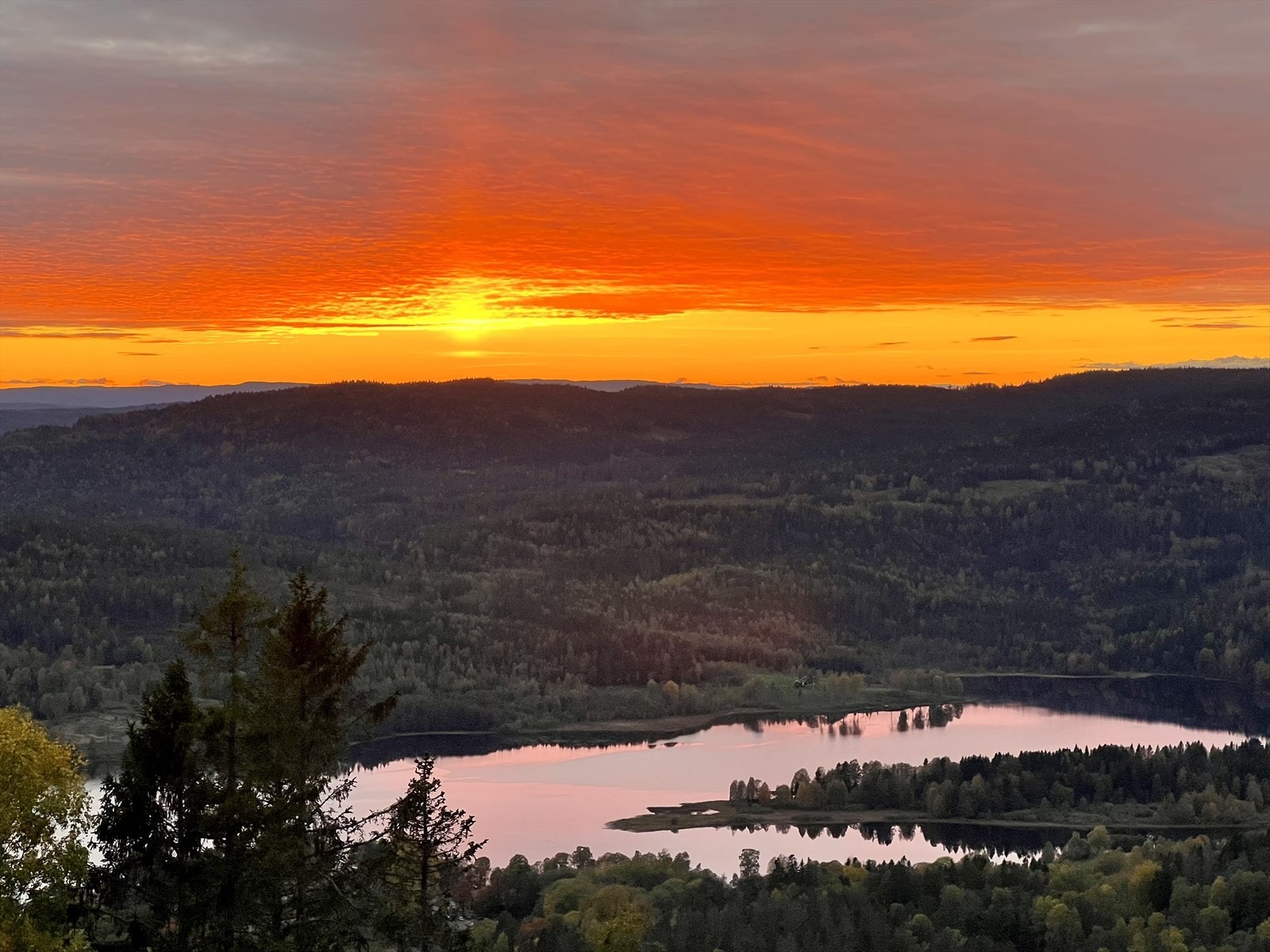 Fantastiske solnedganger hele året. Uansett årstid vil man på klare dager se solen gå ned bak fjellene. Galleribilde