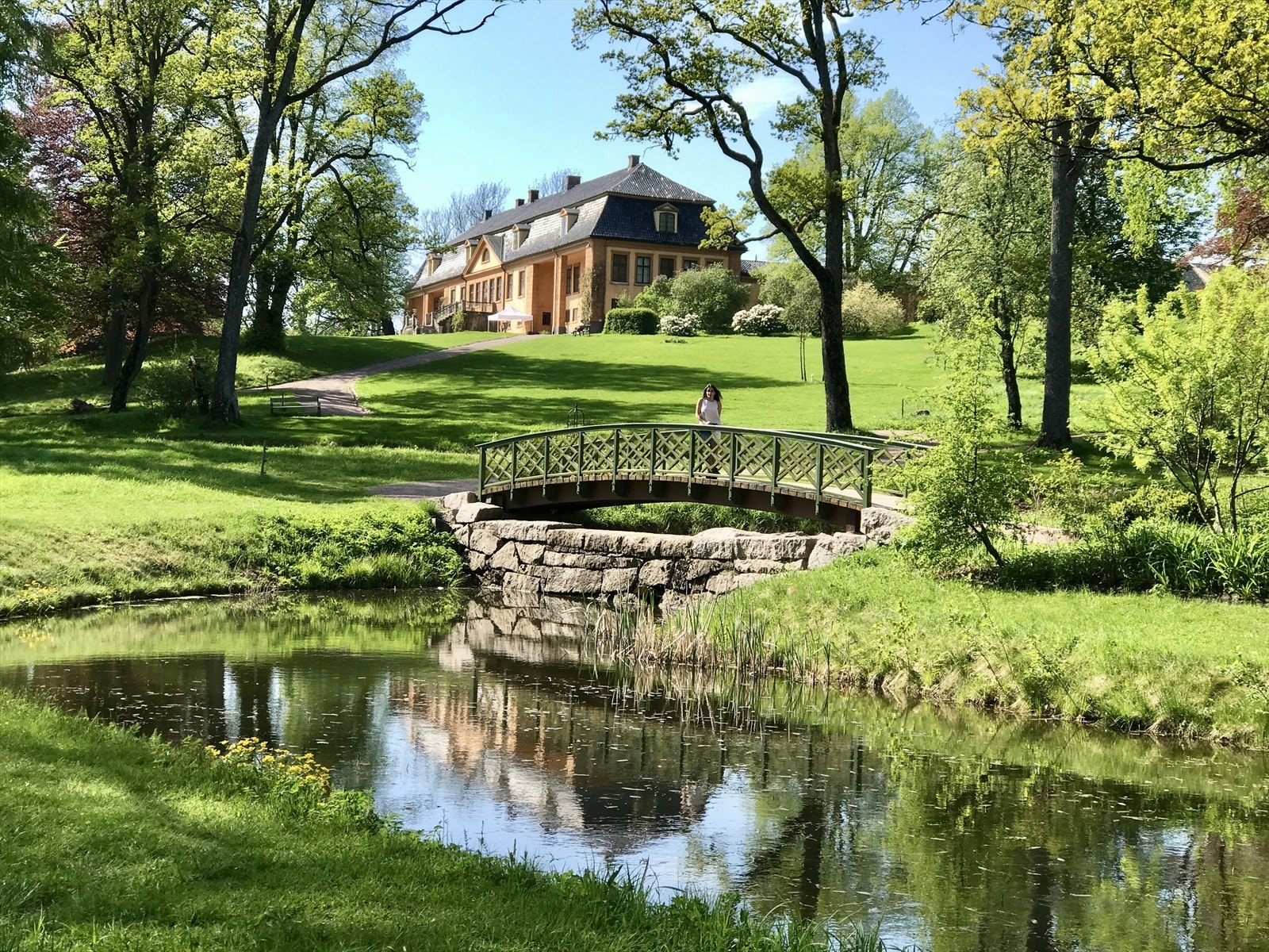 Bogstad Gård er en herregård fra 1700-tallet med autentisk interiør og et flott parklandskap. Besøksfjøs åpent for publikum. Café og selskapslokaler. Galleribilde