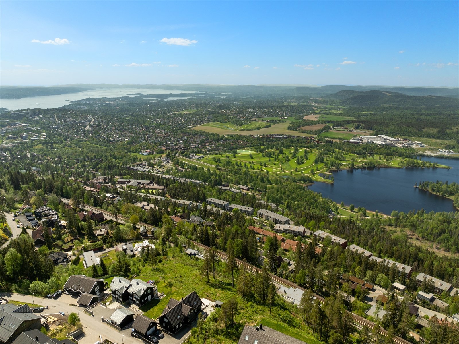 Tomten er vestvendt og nyter sol hele dagen Galleribilde