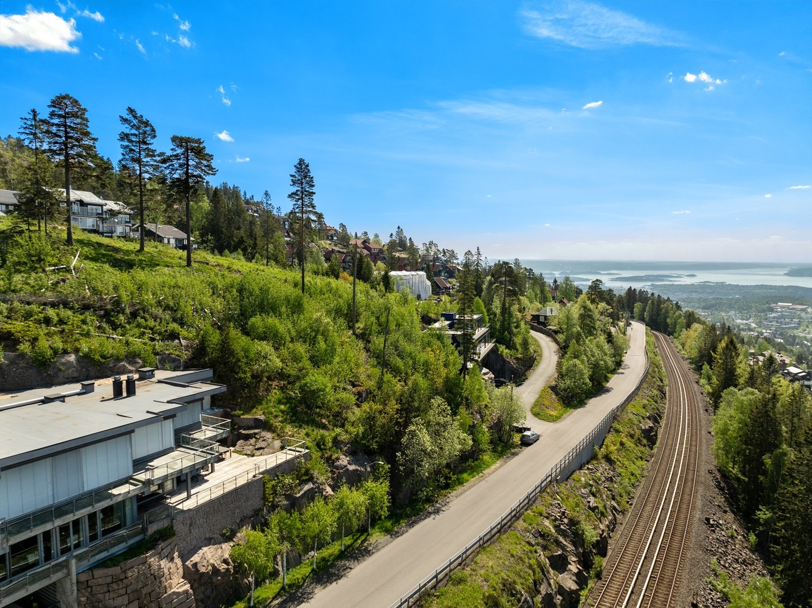 Tomten ligger mellom de to byggene som er skutt inn i fjellet Galleribilde