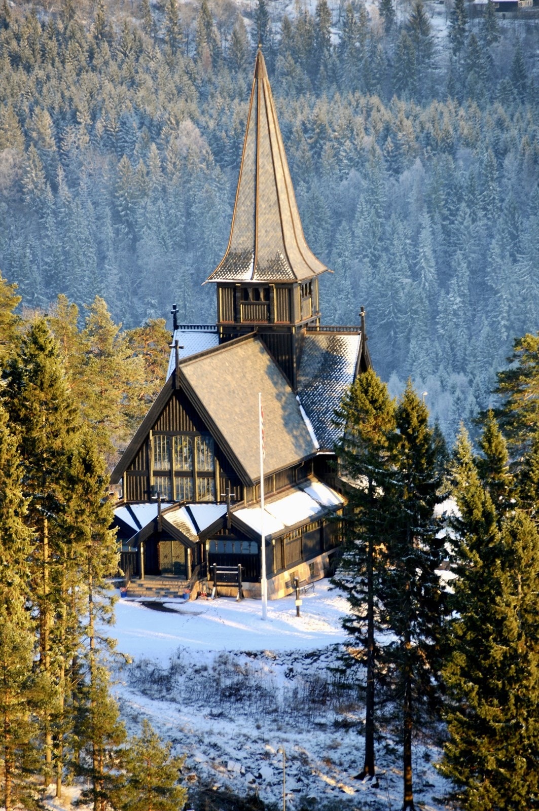 Holmenkollen Kapell - tomtens lokale kirke Galleribilde