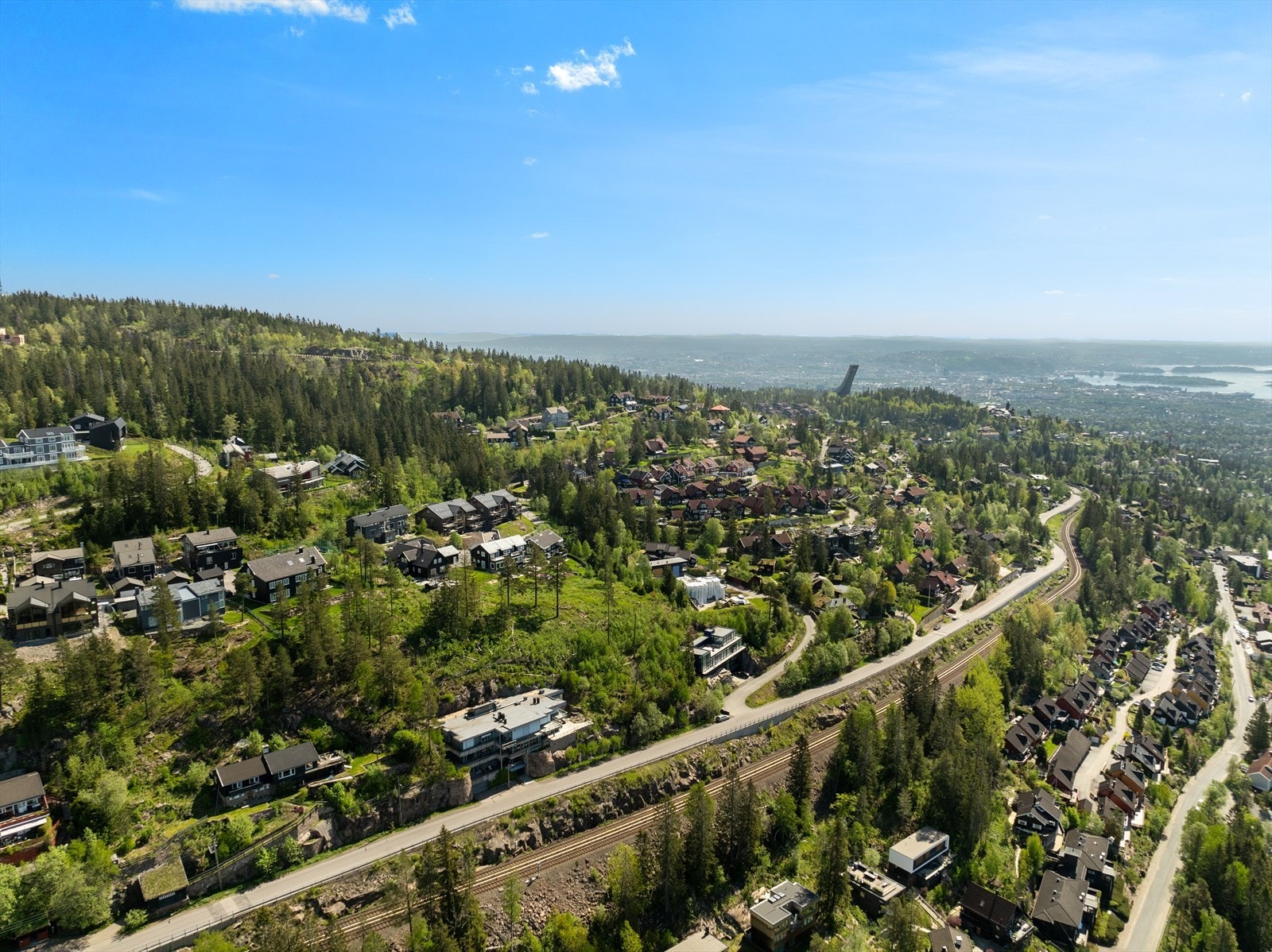 Fantastisk beliggenhet i Voksenlia med nærhet til både Marka og offentlig kommunikasjon Galleribilde