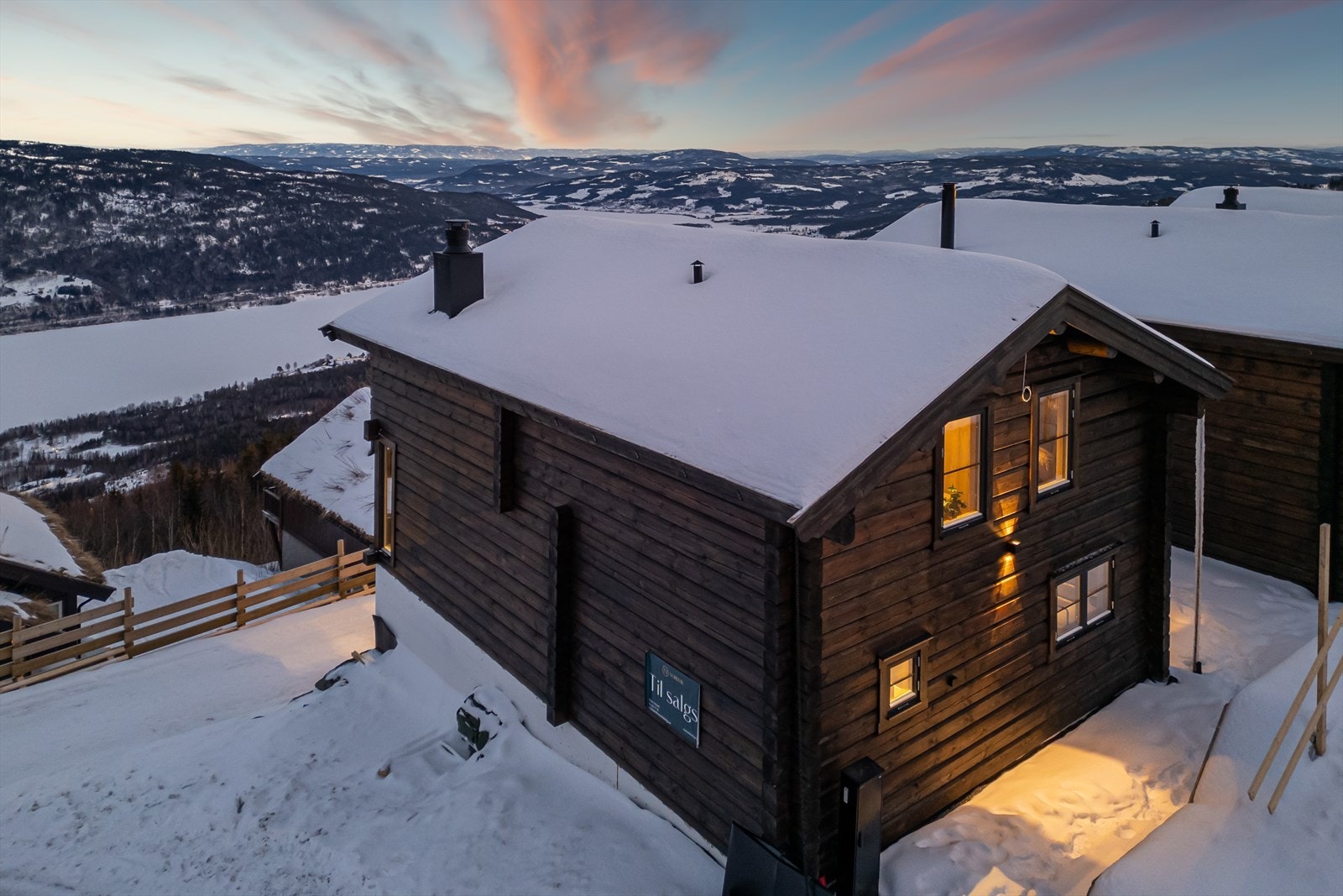 Hytta sett fra baksiden Galleribilde