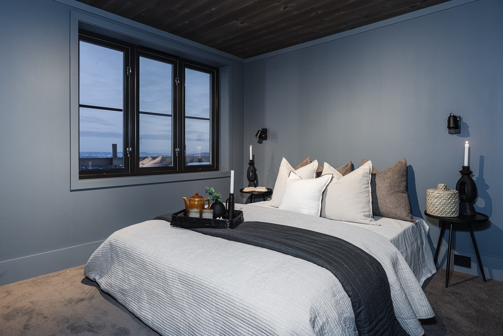 Hovedsoverom med teppe på gulv, malt panel og malt overflate på vegger. Panel i himling. Gulvvarme. Garderobeskap i heltre eik, laget av møbelsnekker. Galleribilde