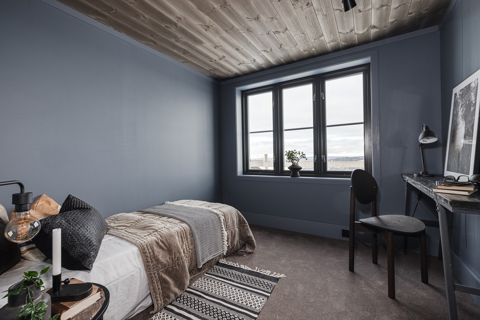 Soverom 2 med teppe på gulv, og malt panel og malt overflate på vegger. Panel i himling. Gulvvarme. Garderobeskap i heltre eik, laget av møbelsnekker. Galleribilde