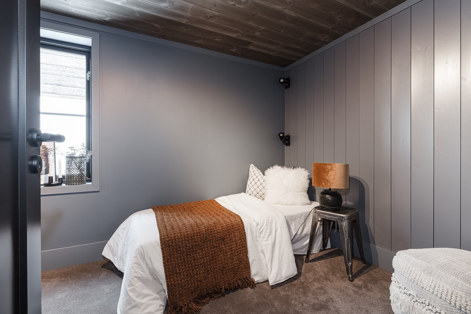 Soverom 3 med teppe på gulv, og malt panel og malt overflate på vegger. Panel i himling. Gulvvarme. Garderobeskap i heltre eik, laget av møbelsnekker. Galleribilde