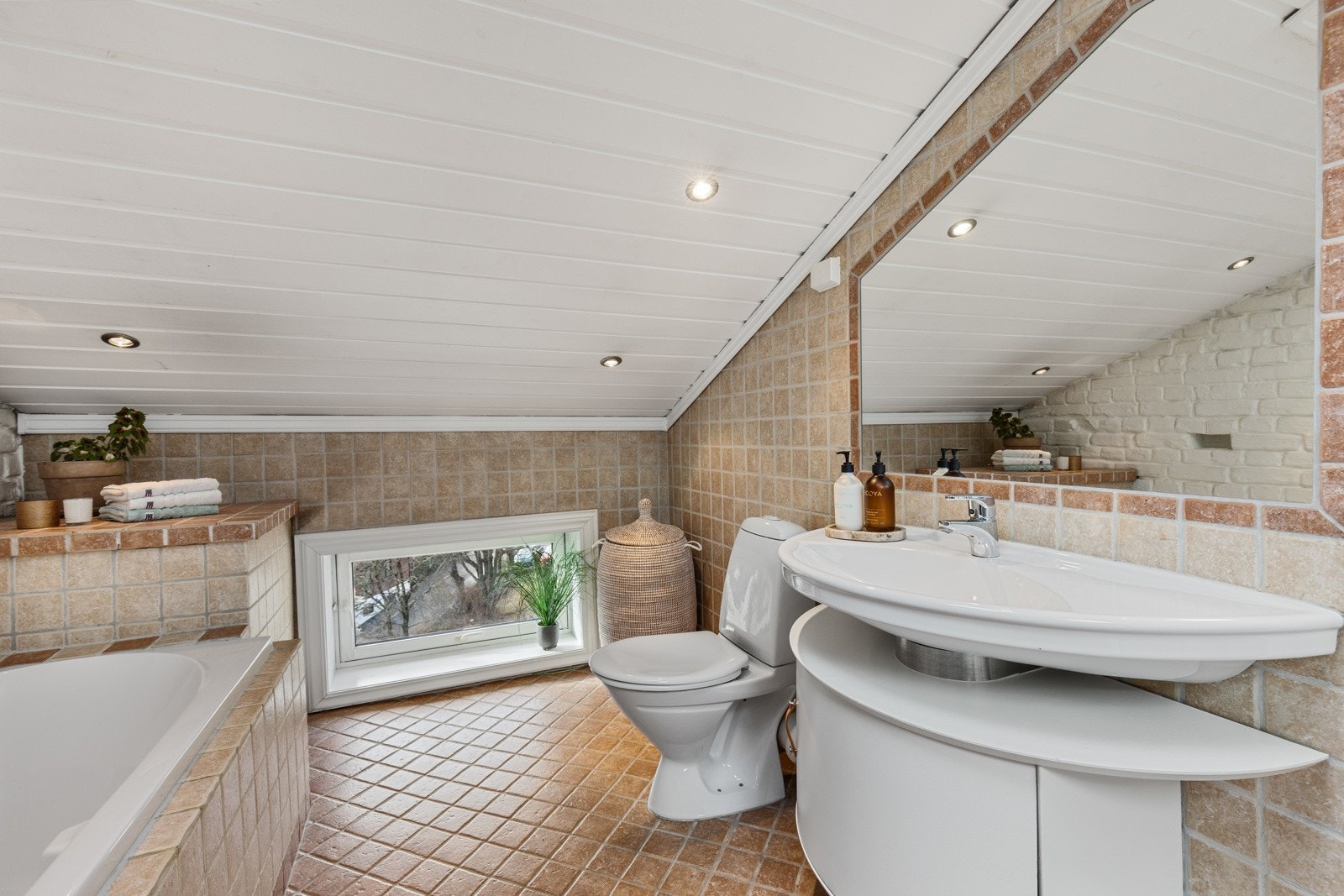 Badet har opplegg for vaskemaskin og har elektrisk håndklevarmer på vegg Galleribilde