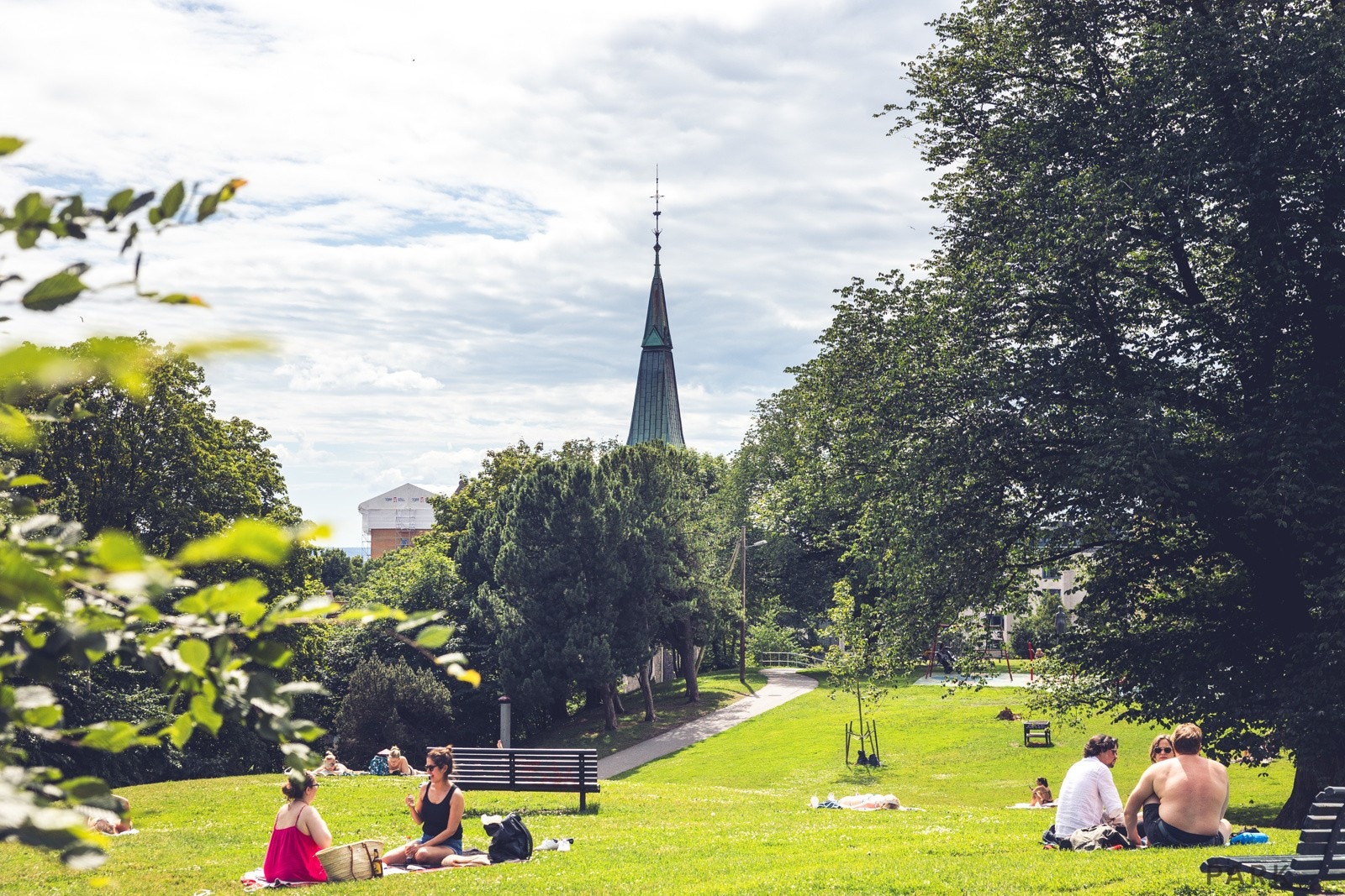Til tross for den sentrale beliggenheten byr området på flere grønne områder, blant annet Stensparken like ved og Frognerparken en kort spasertur unna Galleribilde