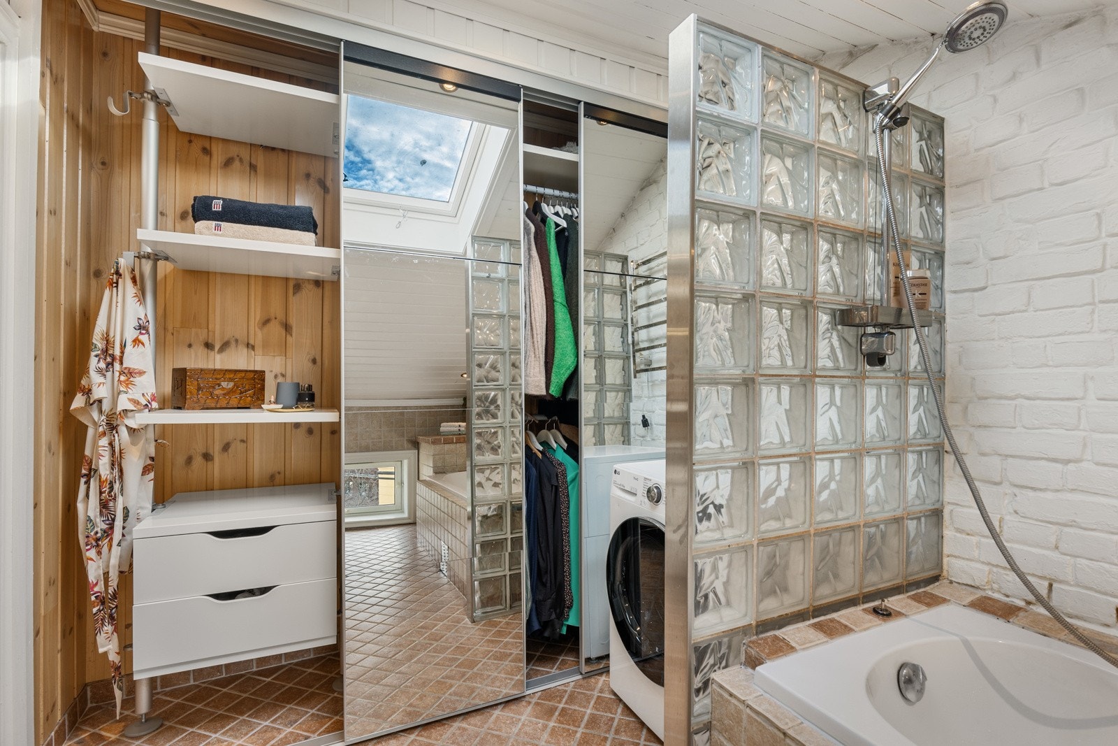 Badet er innredet med enskyvedørsgarderobe med ekstra rom for oppbevaring Galleribilde