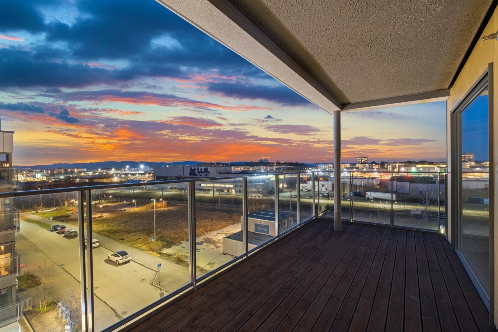 Nydelig utsikt mot solnedgangen og byens lys - rett fra egen, romslig balkong. Galleribilde