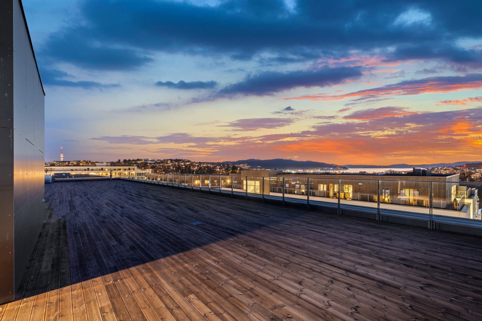 Flott utsikt fra en stor felles takterrasse. Galleribilde