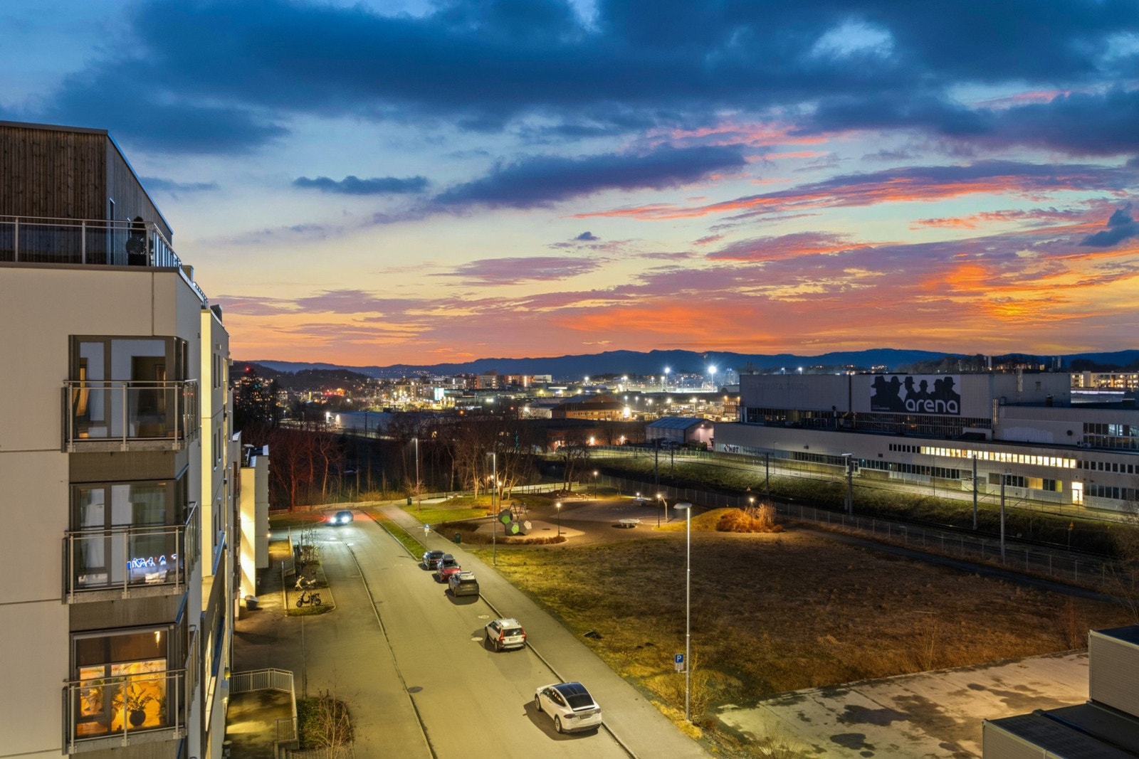 Kveldsfoto fra leiligheten. Galleribilde