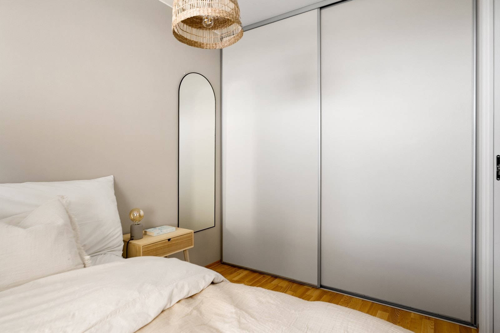 Herlig skyvedørsgarderobe for klesheng og oppbevaring. Galleribilde