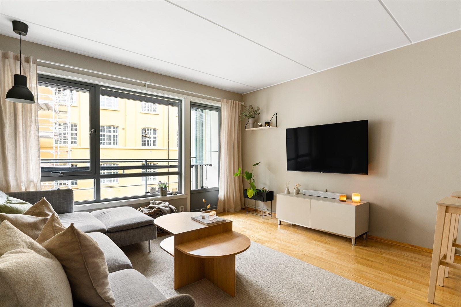 Det er benyttet 3-stavs parkett på gulv, samt slette overflater med listefrie overganger mellom vegg og himling. Tidløst og stilrent! Galleribilde