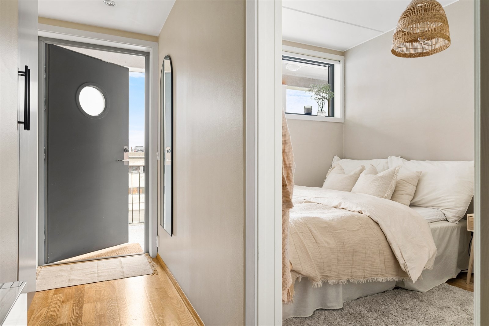 Det moderne inntrykket møter deg ved døra og følger deg uavbrutt gjennom leiligheten. Galleribilde