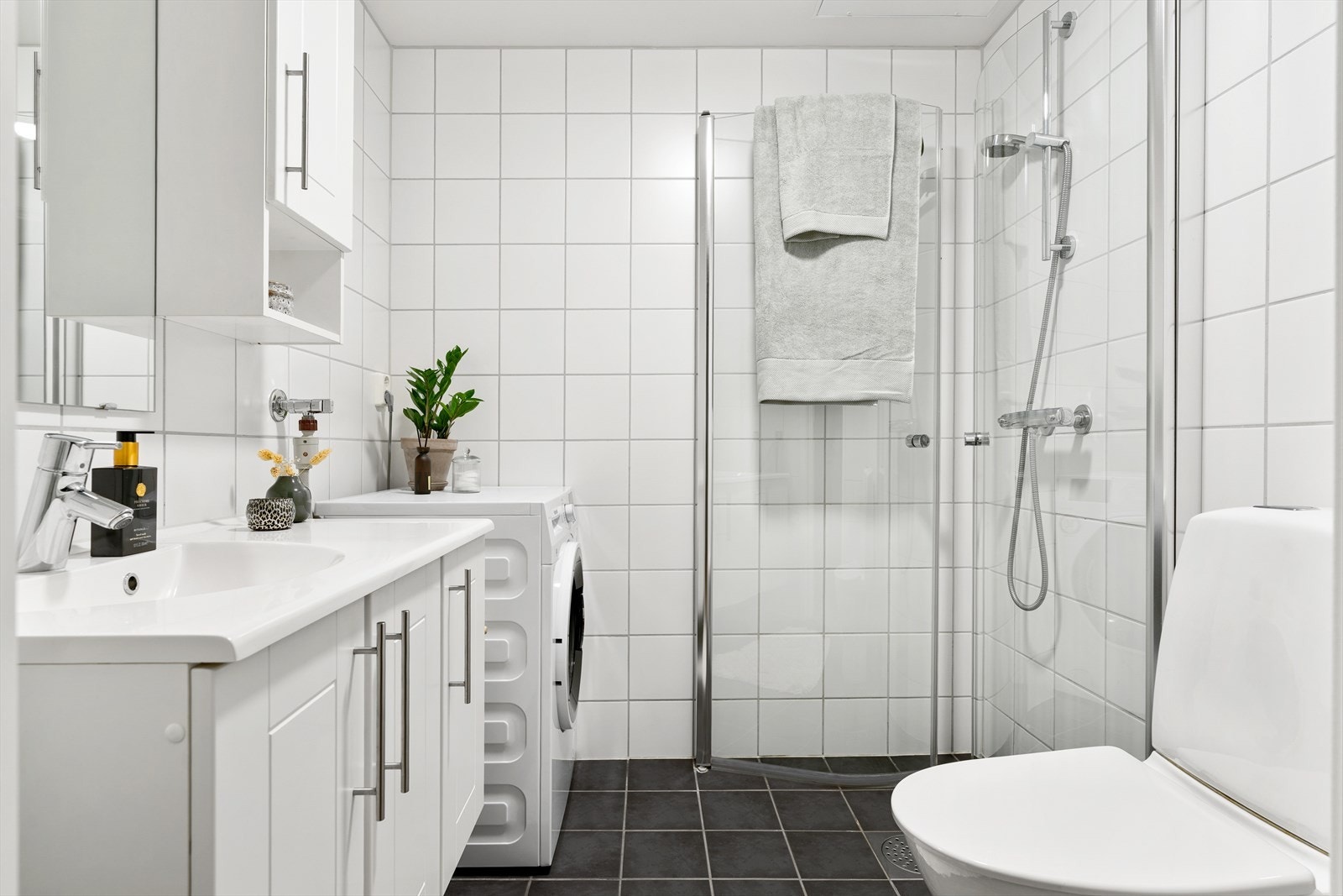 Det er ellers etablert opplegg for vaskemaskin på bad. Rommet ventileres med sentralt avtrekk. Galleribilde