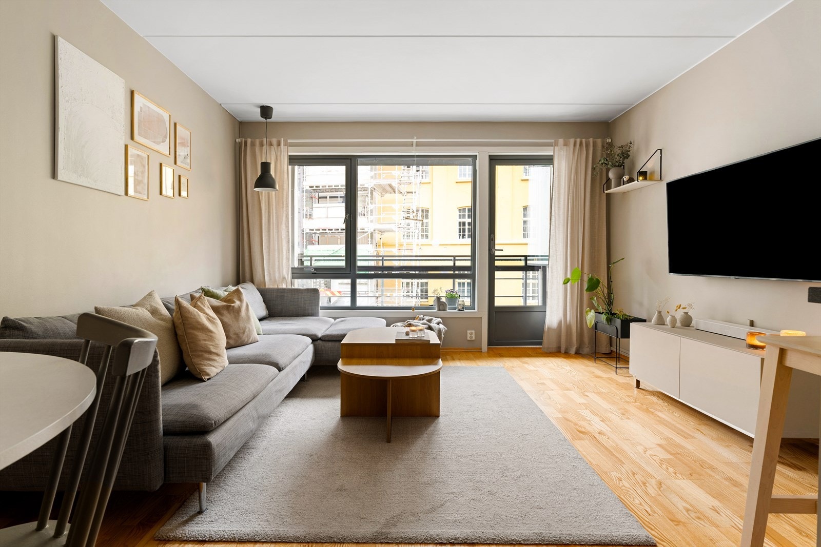 Moderne stue/kjøkken i åpen løsning og lekre materialvalg på gulv, vegg og himling. Behagelig oppvarming med vannbåren varme i gulv. Galleribilde