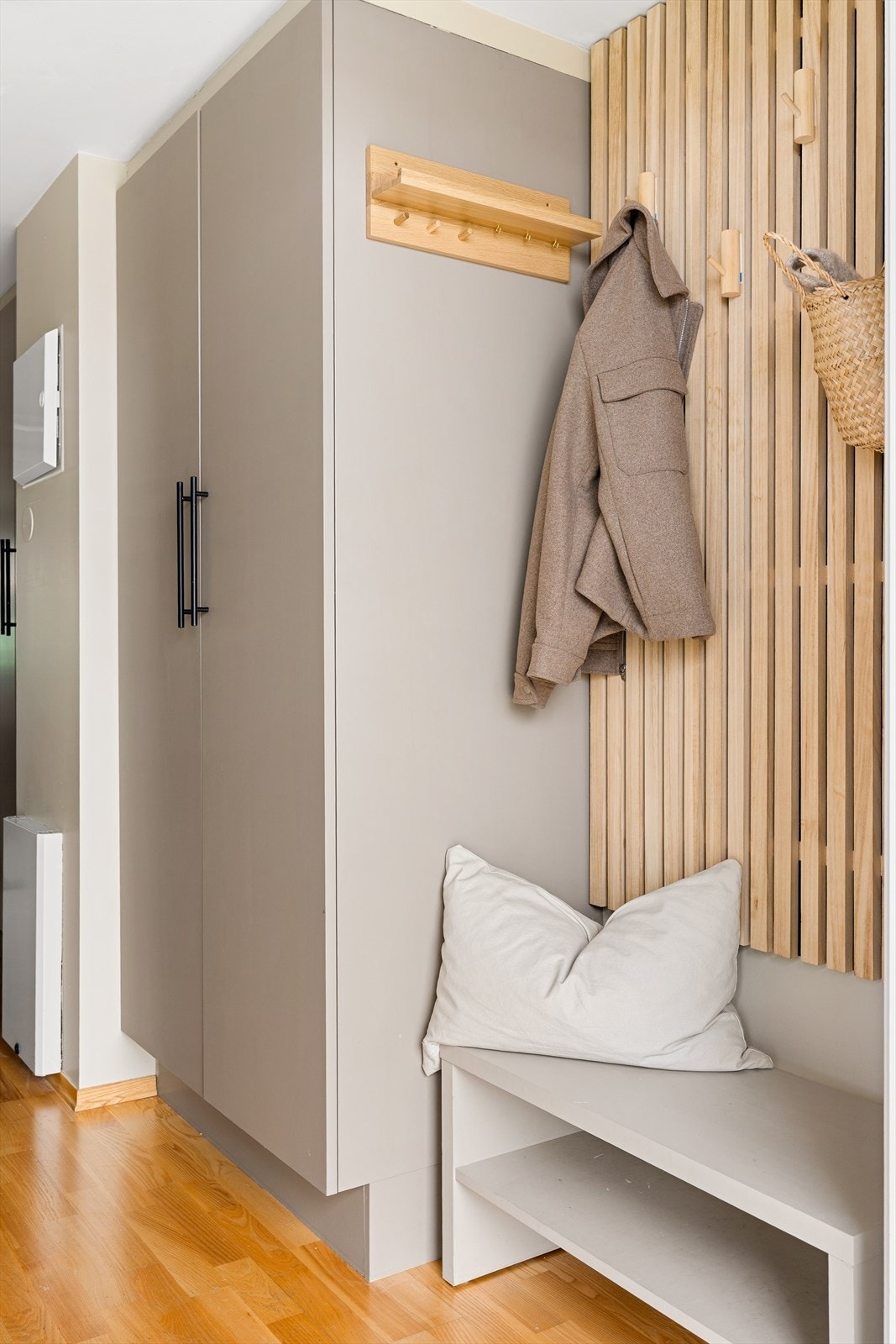 Velkommen inn! Entreen gir et svært hyggelig førsteinntrykk av leiligheten. Galleribilde