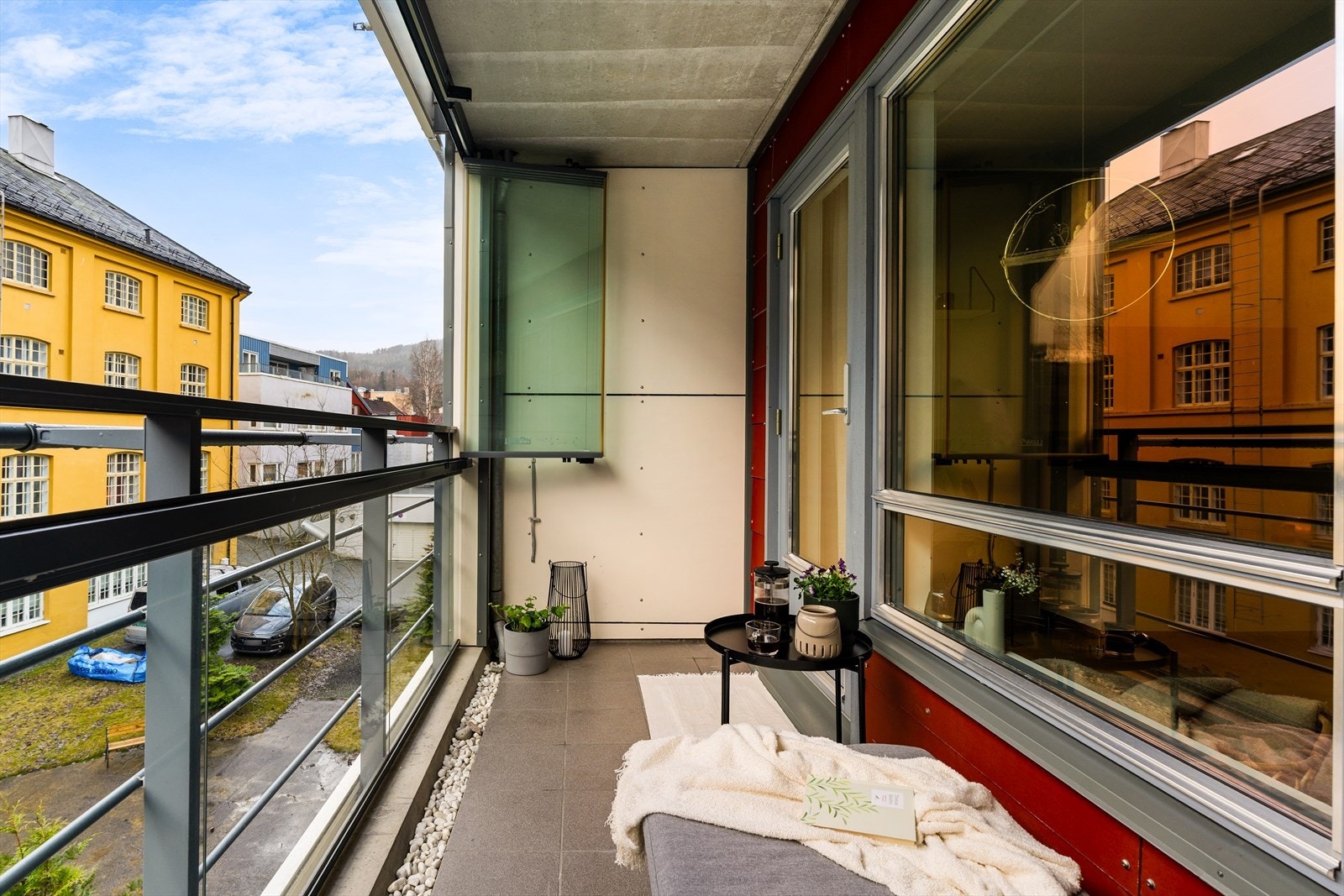 Balkongen er sørvendt og solrik. Galleribilde