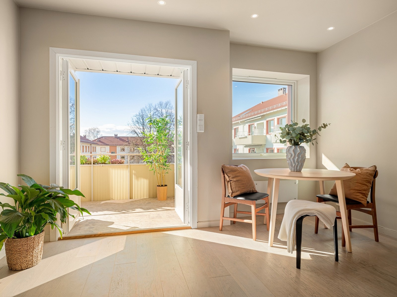 Kaja Fossberg i PrivatMegleren ønsker velkommen til Etterstadsletta 35A. 4-roms leilighet med gjennomtenkte materialvalg og lyse, tidsriktige farger. Boligen ble omfattende oppgradert i 2019. Galleribilde