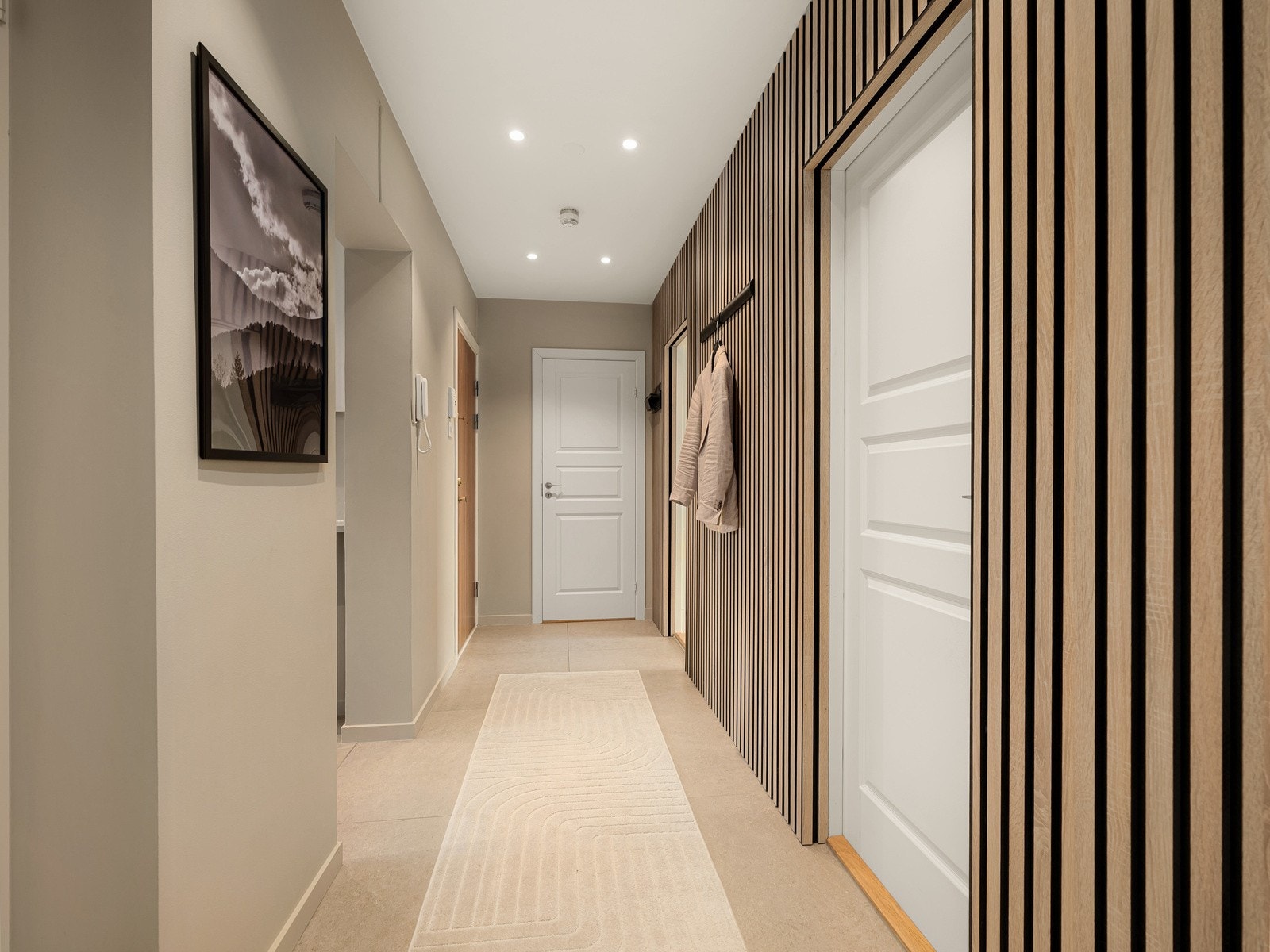 Entré | Pen entré med god plass og gjennomgående lyse flater samt inngang til leilighetens 2/3 soverom, kjøkken, toalettrom og baderom. Galleribilde