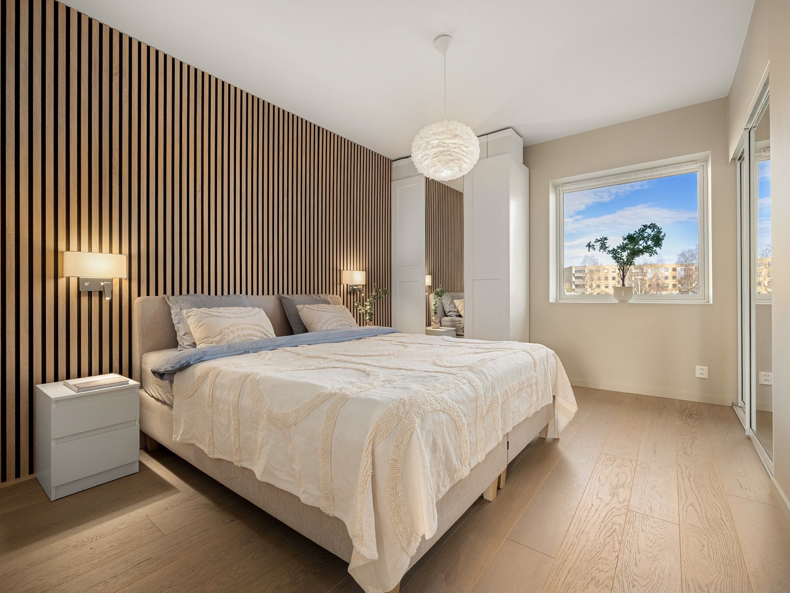 Soverom 1/3 | Romslig hovedsoverom med stort vindu som gir flott lysinnslipp og luftig romfølelse. Galleribilde