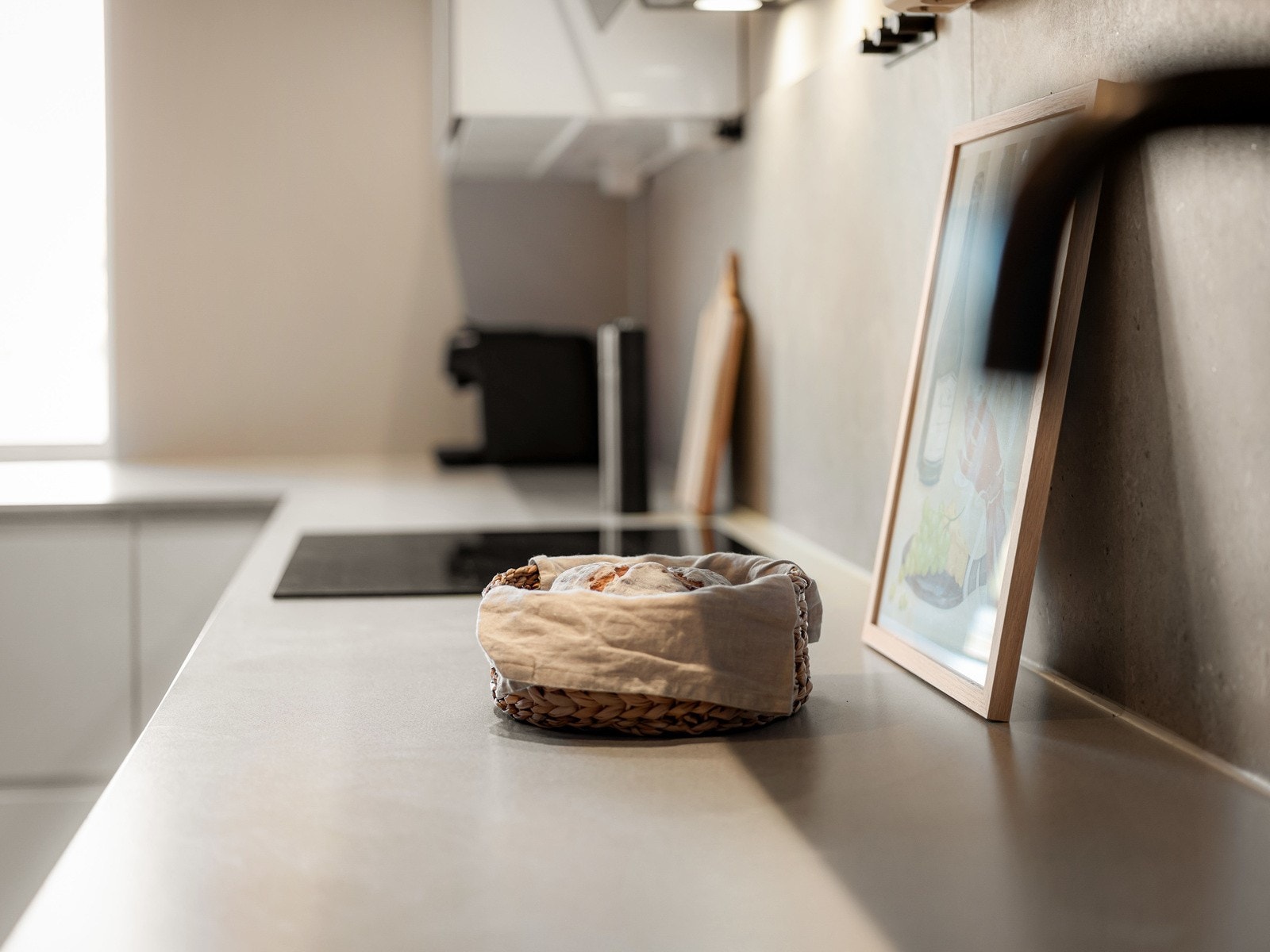 Moderne kjøkken med effektiv planløsning, godt med arbeidsflate og oppbevaringsmuligheter. Galleribilde