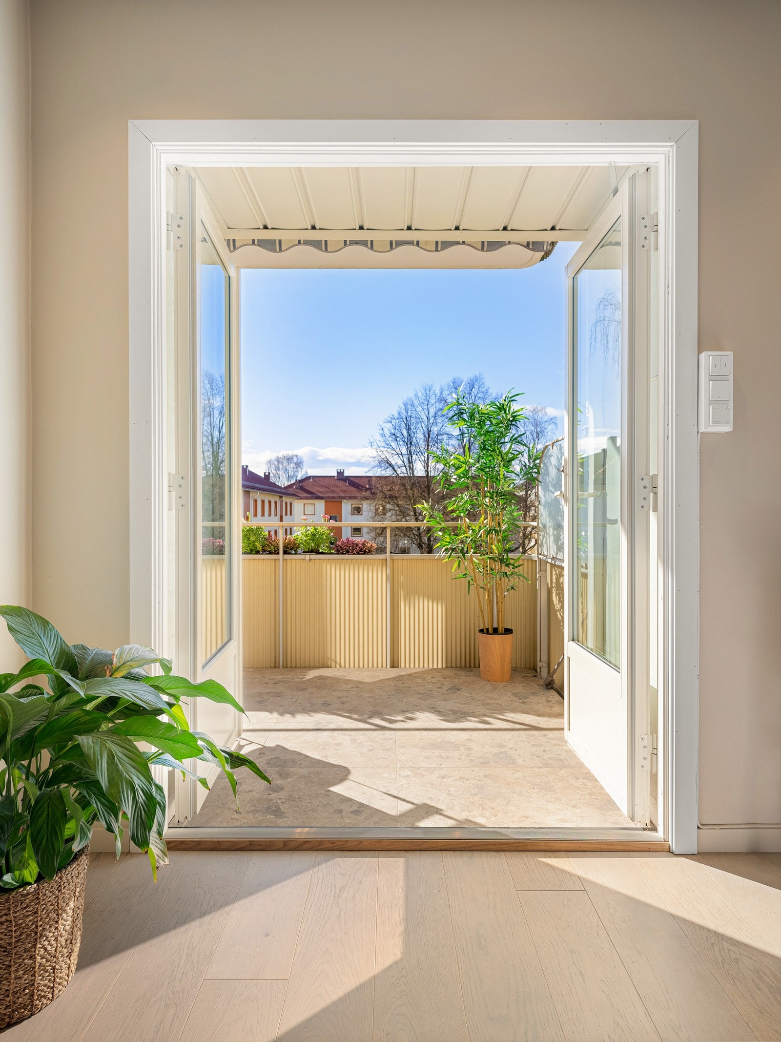 Doble balkongdører gir flott lysinnslipp og en sømløs overgang til den solrike, vestvendte balkongen. Galleribilde