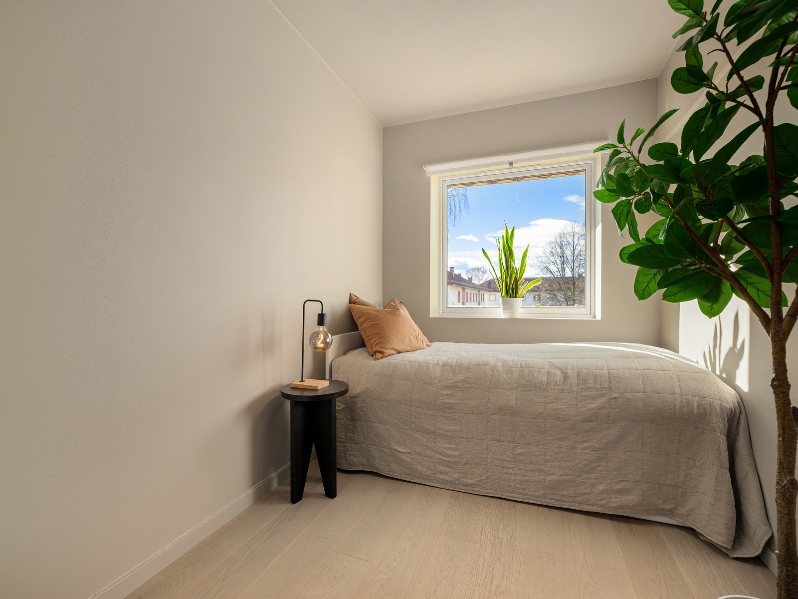 Soverom 2/3 | Fleksible rom - perfekte som barnerom, gjesterom eller hjemmekontor. Galleribilde