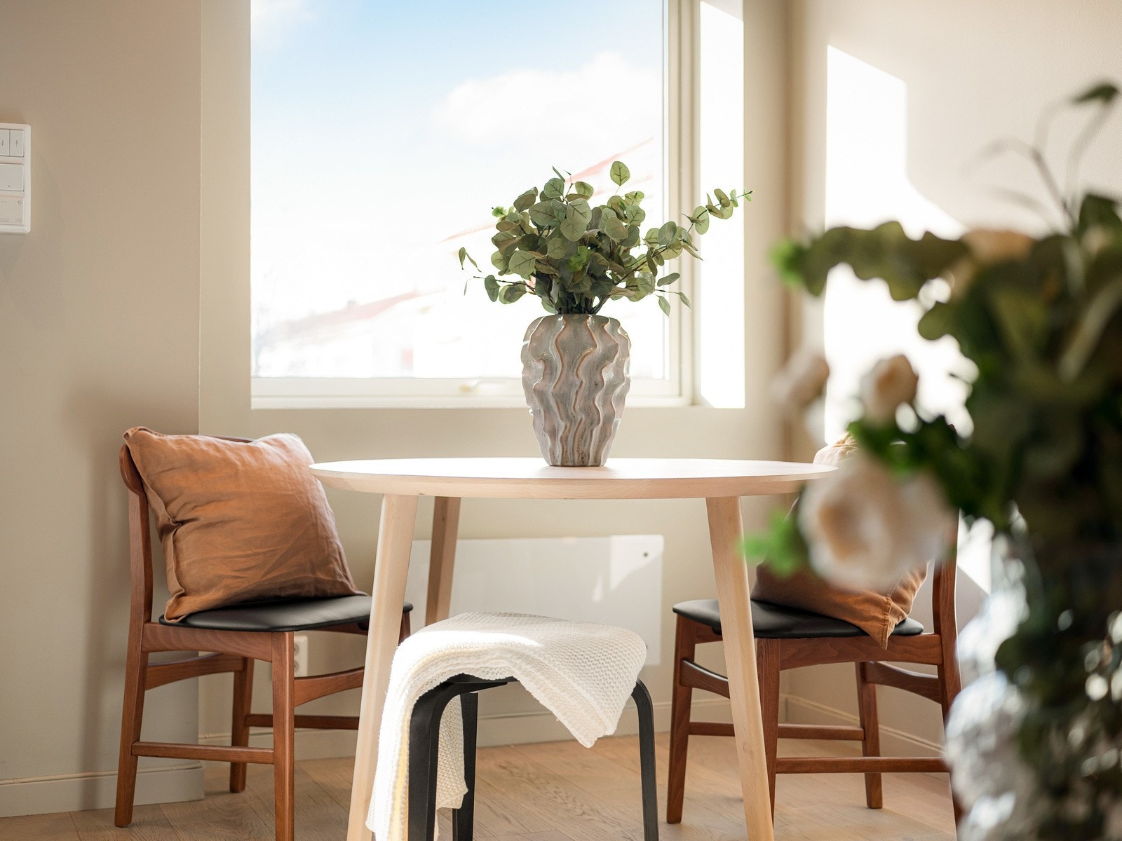 Lys og luftig stue med gjennomgående moderne uttrykk og direkte utgang til solrik, vestvendt balkong. Galleribilde