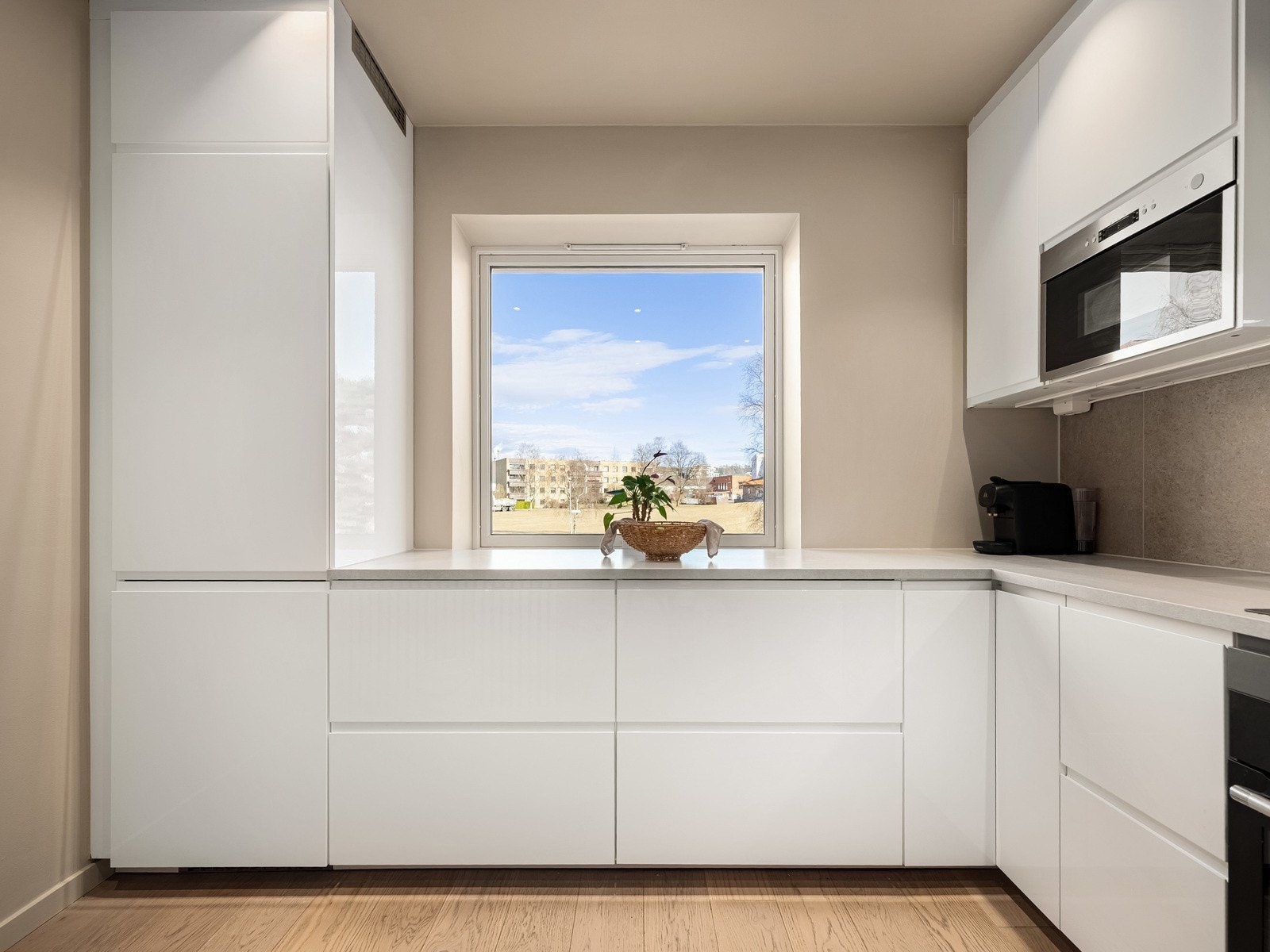 Stilrent kjøkken fra 2019 med god skap- og benkeplass - en praktisk og estetisk løsning for hverdagen. Galleribilde