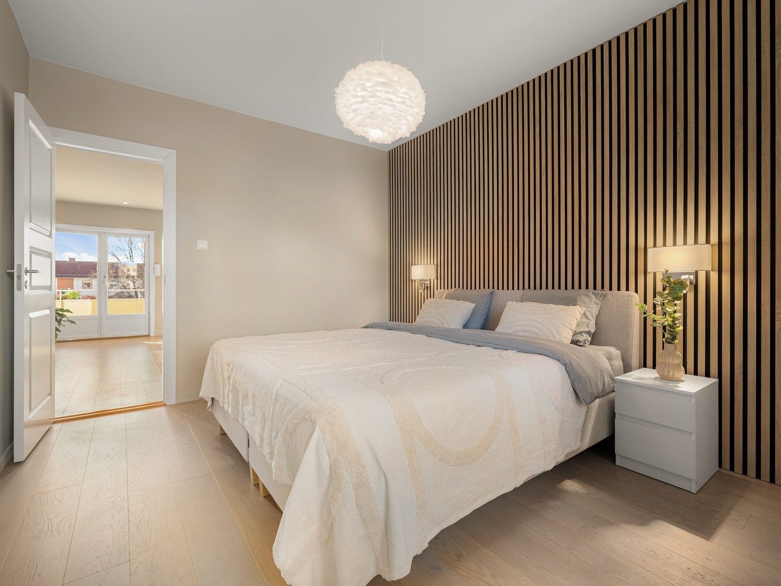 Soverom 1/3 | God plass til en dobbeltseng, garderobeskap og ekstra møbler. Galleribilde