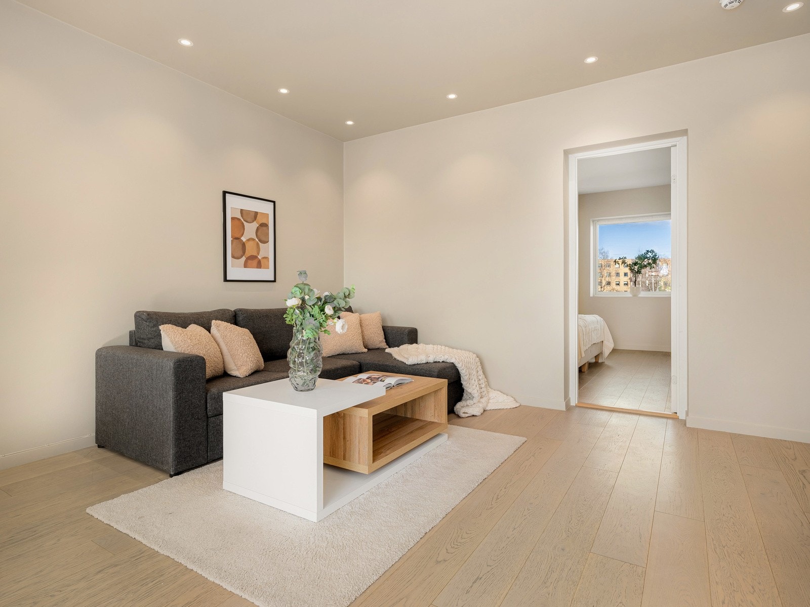 Videre inn i stuen finner du inngangen til hovedsoverommet. Galleribilde