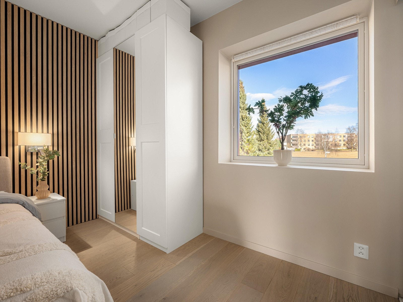 Soverom 1/3 | Garderobeløsning og store vindusflater som slipper inn rikelig med dagslys. Galleribilde