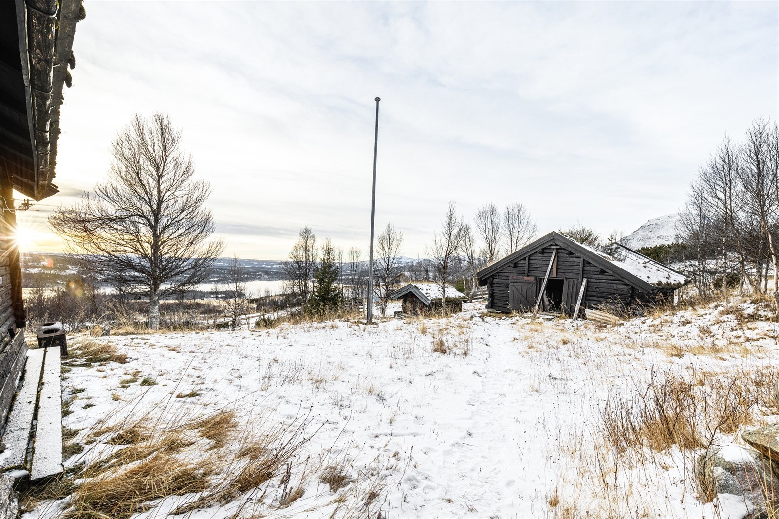 Stor tomt på ca. 3 mål med naturtomt hvor det er etablert en mindre dam fra bekk som renner gjennom tomten. Galleribilde
