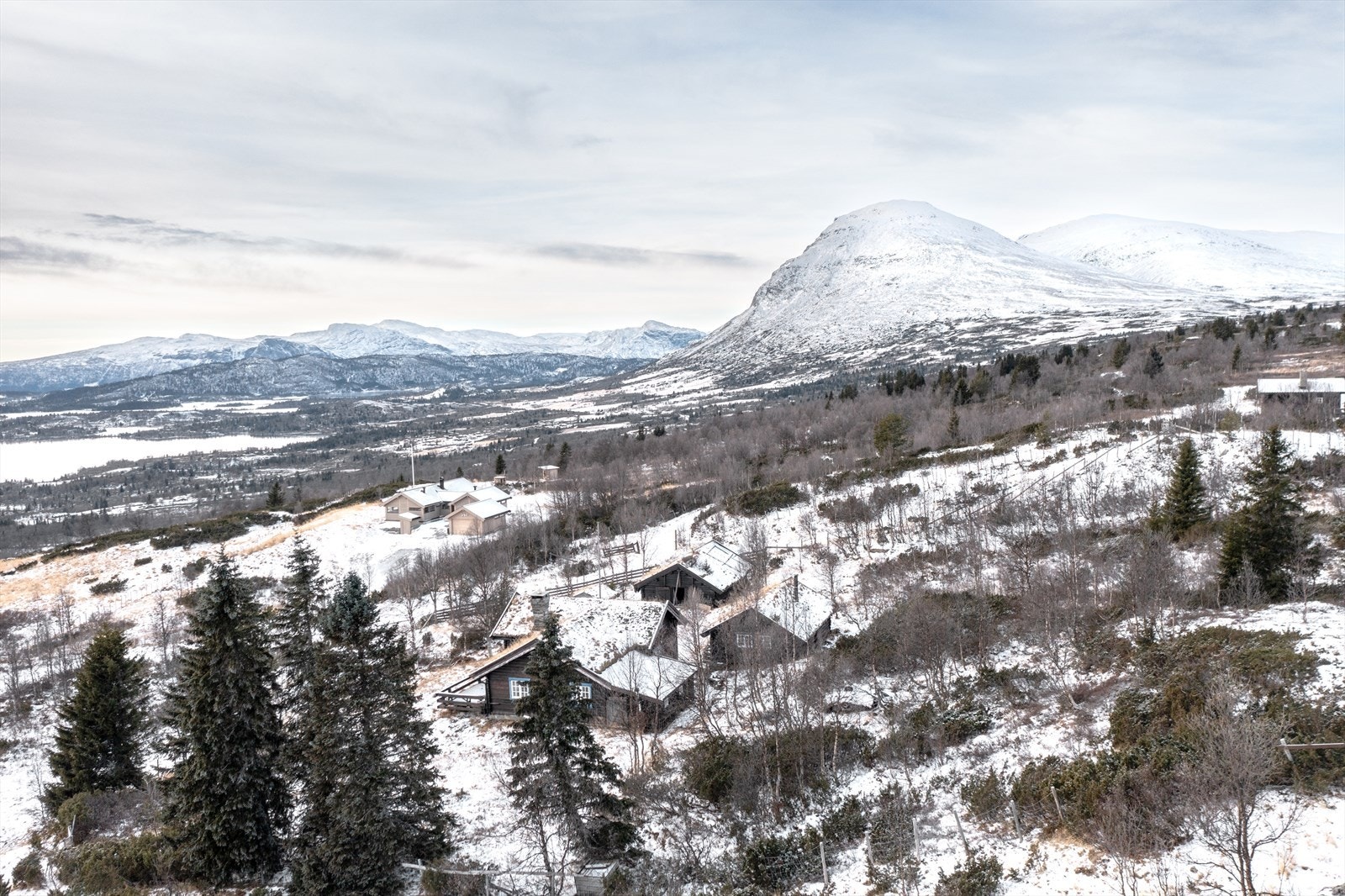 Solrikt med vidstrakt fjellutsikt. Galleribilde