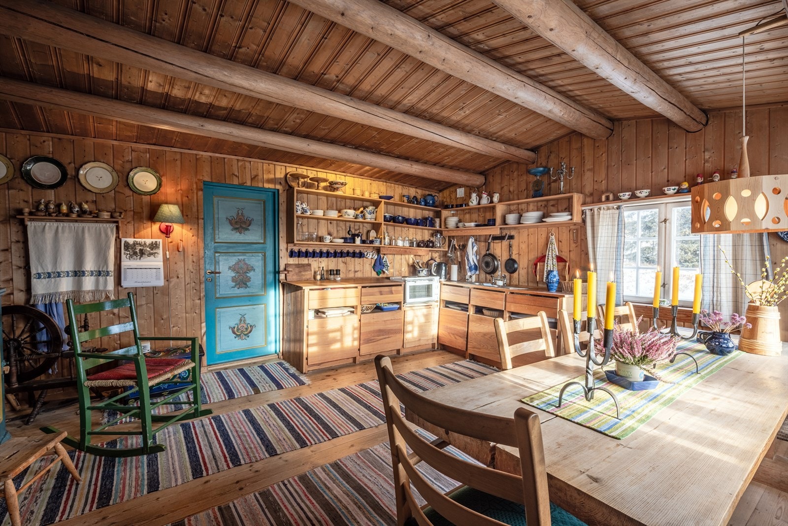 Gode vindusflater gir god utsikt fra spiseplassen. Galleribilde