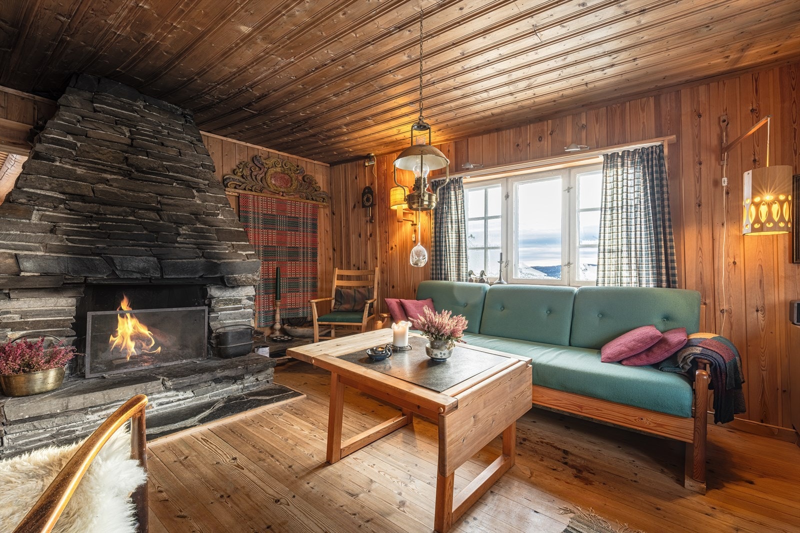 Her kan du nyte den gode fjellfølelsen foran den store hyggelige peisen. Galleribilde