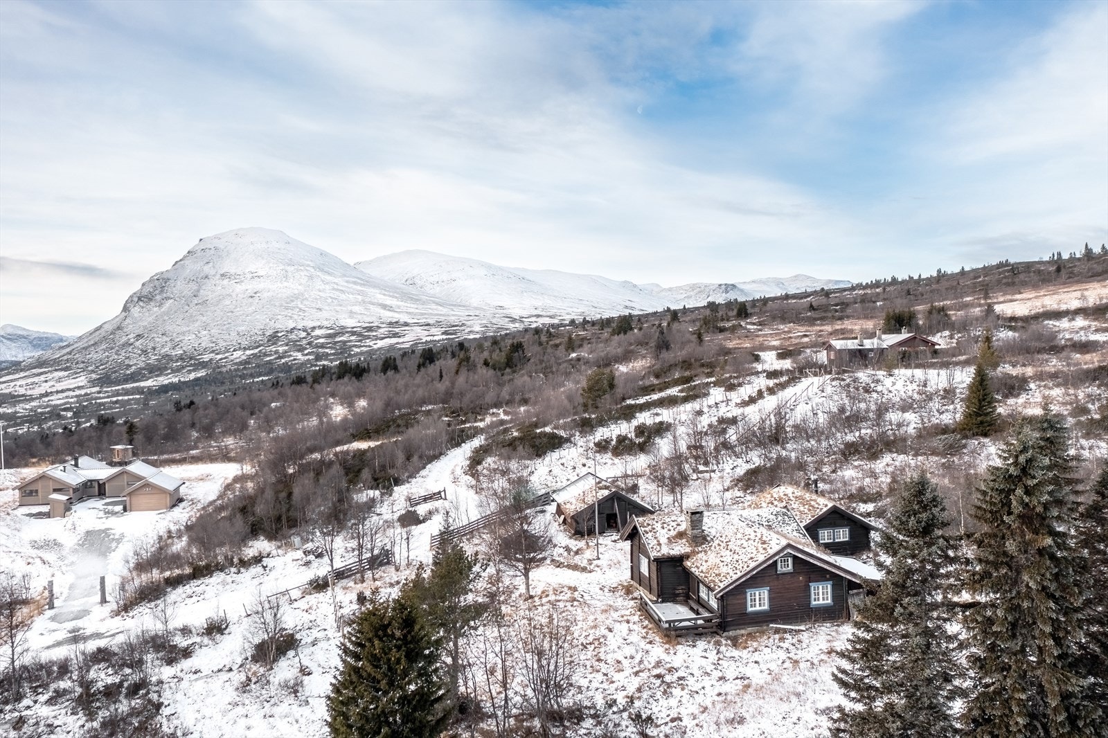 Hyttetunet er beliggende høyt og fritt oppunder snaufjellet på "Kjølen" Galleribilde