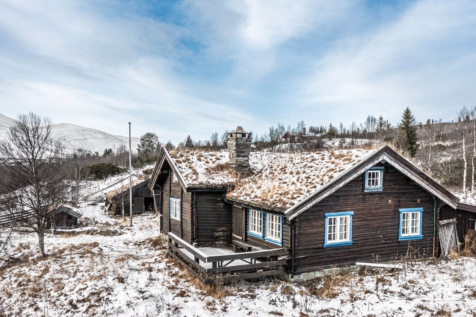 Hovedhytta har solrik terrasse med fantastisk utsikt! Galleribilde