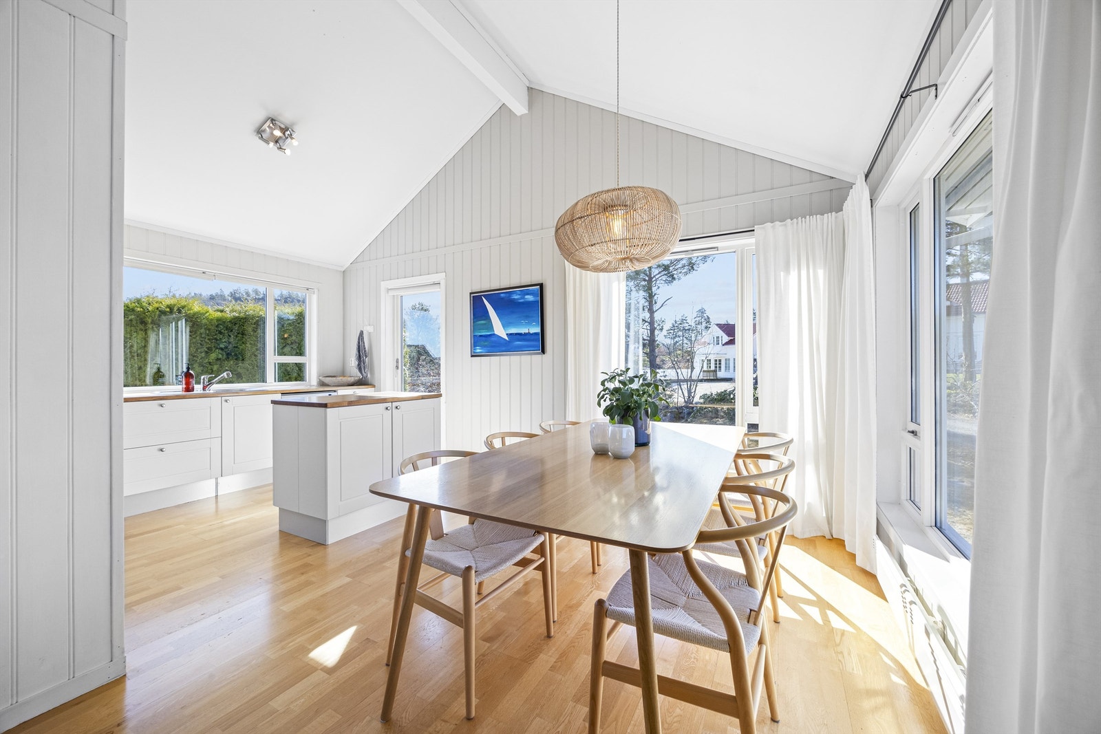 Kjøkken i åpen løsning til stuen Galleribilde