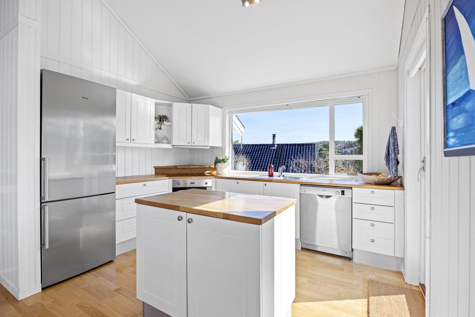 Lyst og pent kjøkken Galleribilde