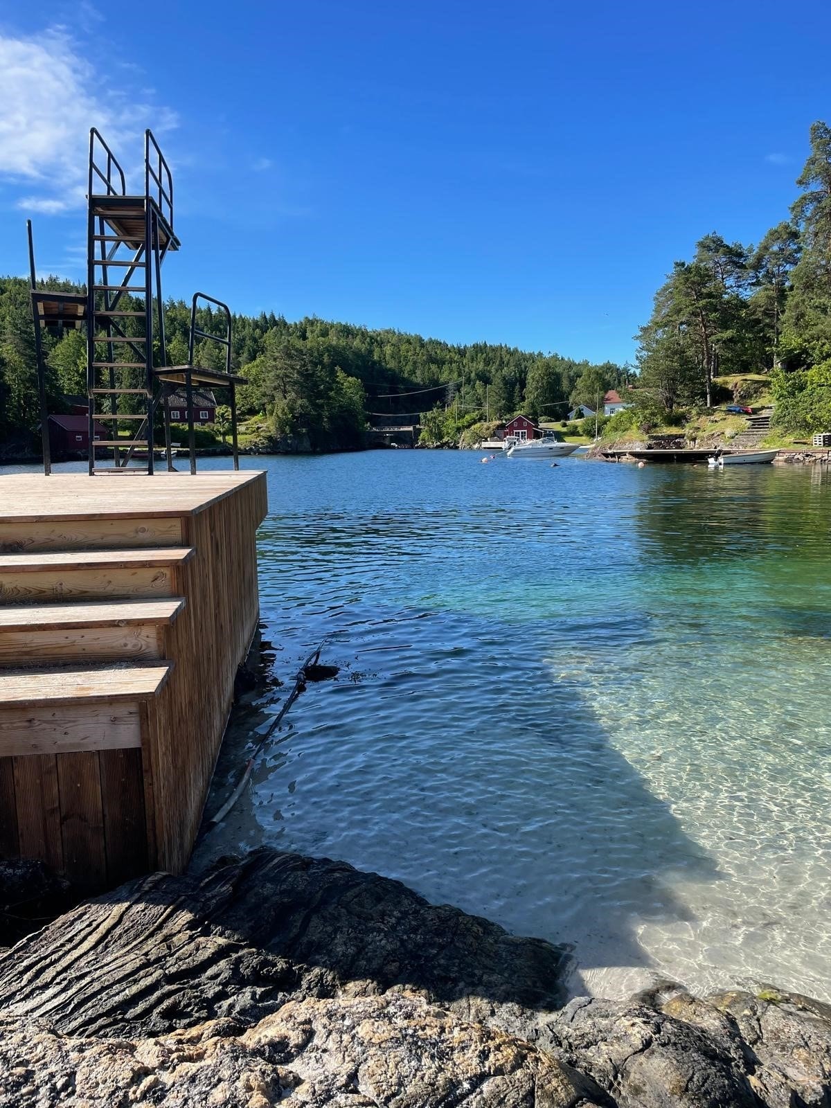 Badeplass med stupetårn på Hanto Galleribilde
