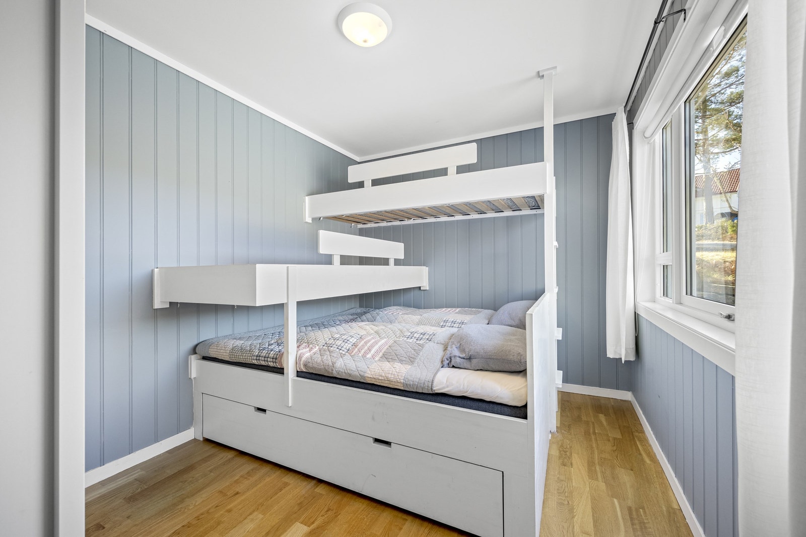 Soverom med plassbygget seng i 1. etasje Galleribilde