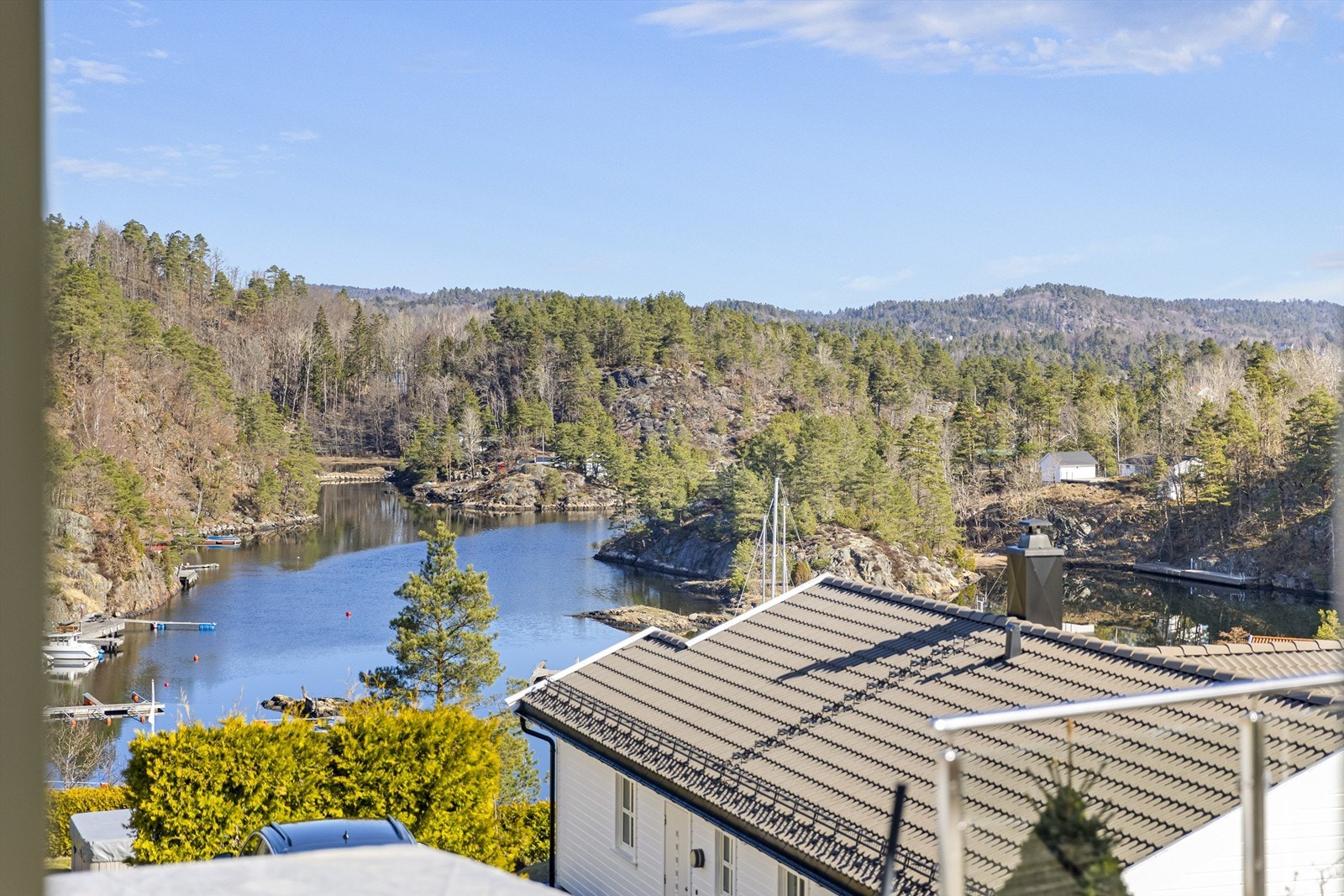 Deilig utsikt fra stuen og terrassen Galleribilde